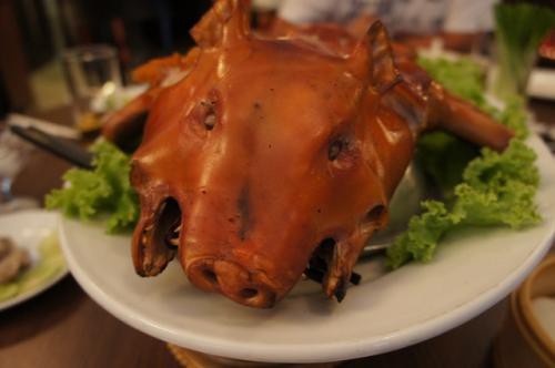 バンコクの中国料理屋さんで仔豚の丸焼き JUNO cuisine