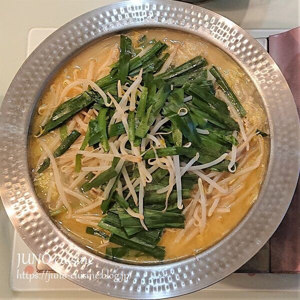 キムチで味変 鶏手羽中と豚バラのニラもやし鍋 Juno Cuisine