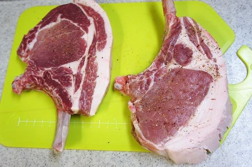 厚切り骨付きロース豚肉で ポークチョップのパン粉焼き そして沖縄バジルの生命力 Juno Cuisine