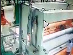 作業員が 印刷機のローラーに全身を巻き込まれる 世界のリアル