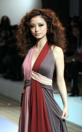 上戸彩 劣化 乳スゲー 賛否両論だったパックリ胸あきドレスでモデル Escada春夏 女教師