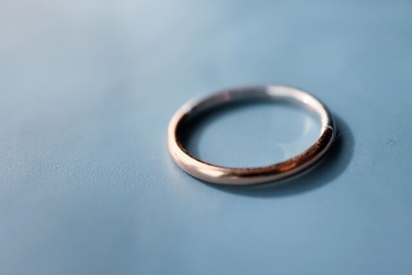旦那が会社のホームページの社員紹介に載るからその日だけ結婚指輪外したいと言ってきて 女性様 鬼女 生活2chまとめブログ