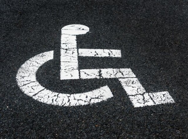 たまに障害者マークのとこに車を駐車するんだけど 停めようとしたら真横におばさんが車突っ込んできてぶつかる勢い 危ないから下がれとジェスチャーしたら 女性様 鬼女 生活2chまとめブログ