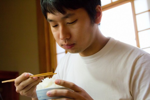 旦那の食べ方が汚い 身を乗り出して食べるから猫背な犬食いだしボロボロこぼす しっかり躾なかったトメにもイラっとする 女性様 鬼女 生活2chまとめブログ