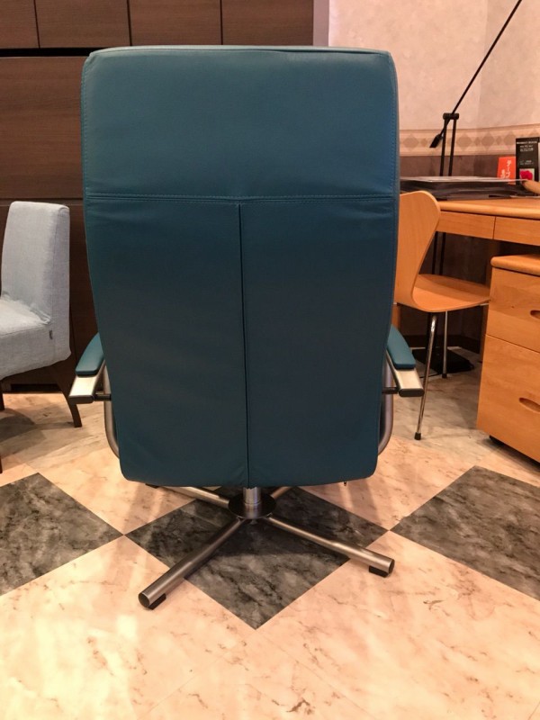 つい腰を下ろしたくなるパーソナルチェア KEー25PN KEBE社 : 住賓館