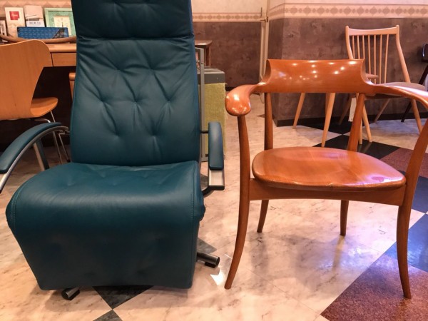 つい腰を下ろしたくなるパーソナルチェア KEー25PN KEBE社 : 住賓館