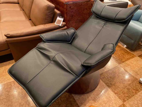 【フランスベット】 ノルウェー V.A.D社 パーソナルチェア Convita 20-10 ブラック ７０万 検（エコーネス　KEBE社 (ケベ)　カリモク） 断捨離した後に残したいパーソナルチェアと昇降テーブルノルウェー