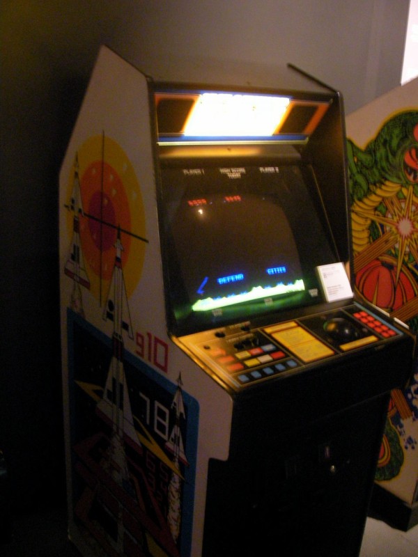 JR秋葉原駅で小型ゲーム機「レトロアーケード」シリーズ展示会開催中