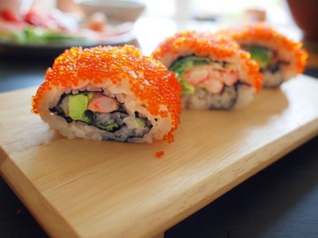 海外ではこれが寿司だと思われてるの カリフォルニアロールを日本人が食べてみた 海外の反応 翻訳ちゃんねる 海外の反応まとめブログ 海外ではこれが寿司だと思われてるの カリフォルニアロールを日本人が食べてみた 海外の反応 翻訳ちゃんねる 海外の反応まとめブログ