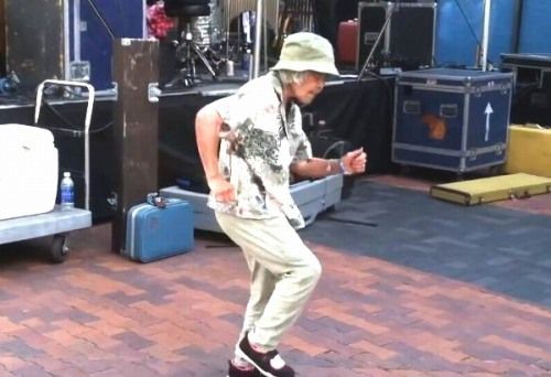 日本人 アメリカのロックコンサートでノリノリに踊る 歳のおばあちゃん 海外の反応 海外の反応プリーズ