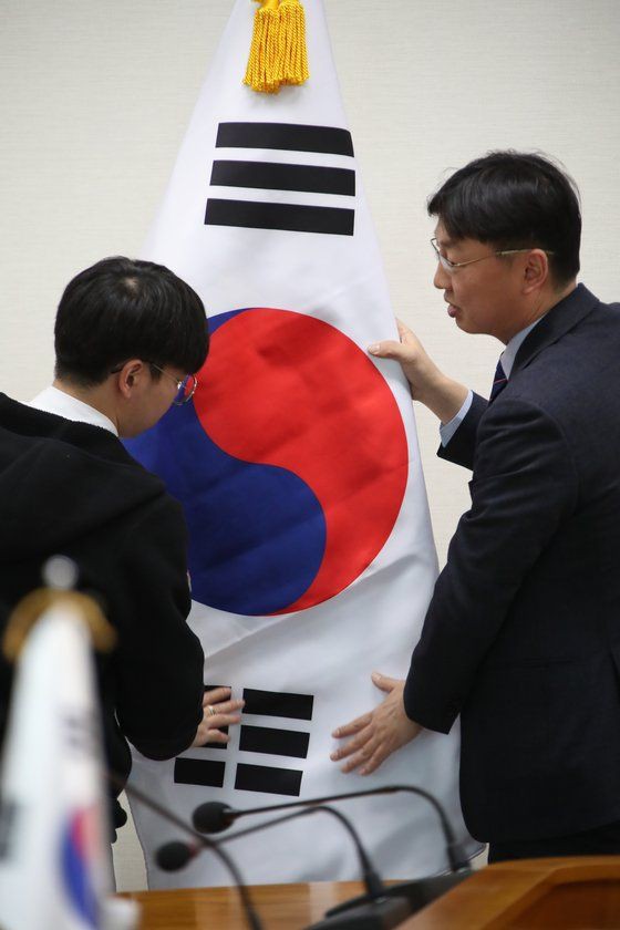 韓国外交部また大失態 今度はしわくちゃの太極旗 韓国の反応 カイカイ反応通信
