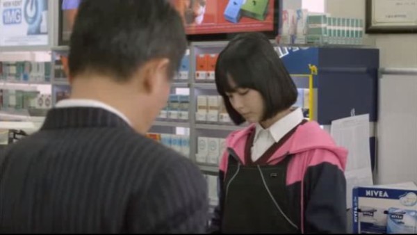 韓国人 コンビニバイト女に正しい接客マナーを教える男性をご覧ください カイカイ反応通信