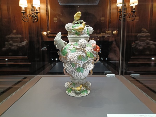 岐阜県現代陶芸美術館コレクション ティーカップ・メリーゴーラウンド