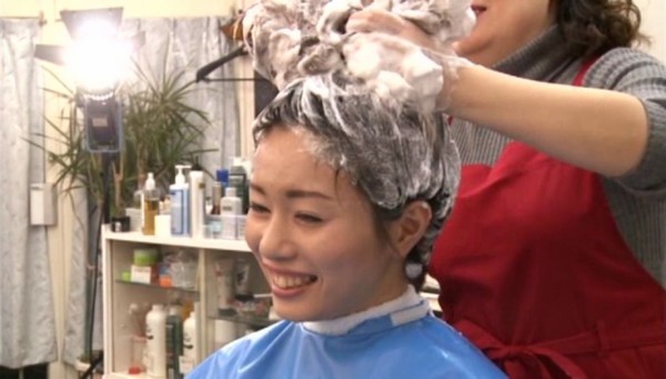床屋で洗髪される女性と泡にまみれる髪 髪フェチの 髪フェチによる 髪フェチのためのブログ
