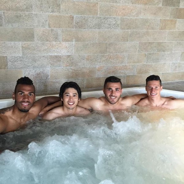 画像 シャルケ内田篤人が裸の付き合い チームメイトと仲良くジャグジー ガゼッタ蹴球