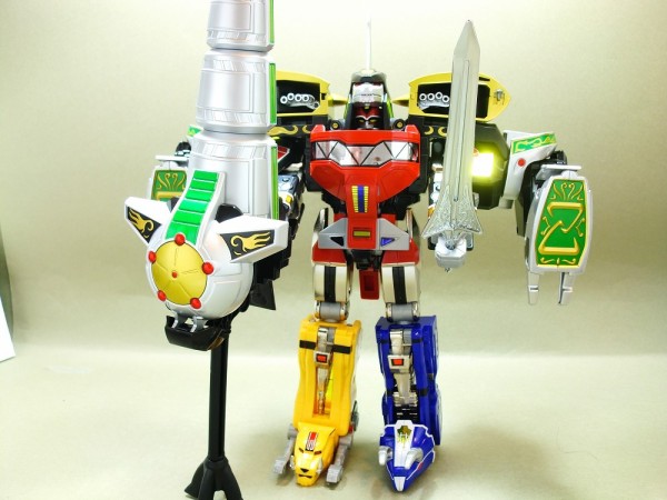 新品 未使用レガシー　パワーレンジャー　ドラゴンゾード　ドラゴンシーザー Amazon.com: BANDAI Power Rangers Mighty Morphin Legacy