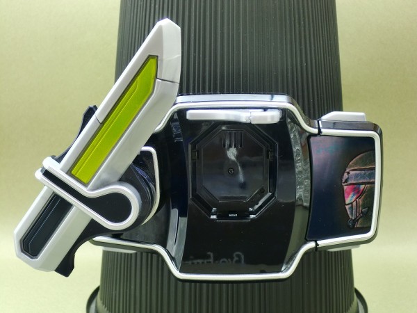 バンダイ DXロックシード 仮面ライダーナックル&黒影セット