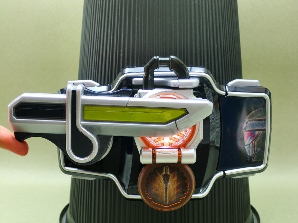 バンダイ DXロックシード 仮面ライダーナックル&黒影セット