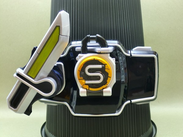 バンダイ DXロックシード 仮面ライダーナックル&黒影セット