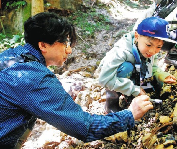 予約が20秒で埋まる蛍石ミネラルハンティングツアー : 飛騨金山には