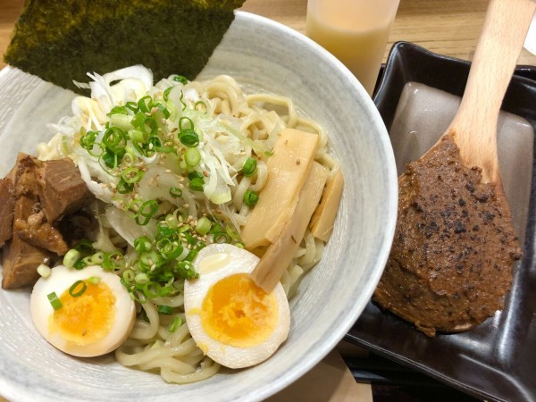 盛岡駅前通 盛岡駅ビルフェザン おでんせ館 にオープンした仙台で人気の つけ麺らぁ麺油そば 六朗 で 岩手焦がし味噌 油そば 食べてみた もりおか通信 岩手県盛岡市の地域情報サイト