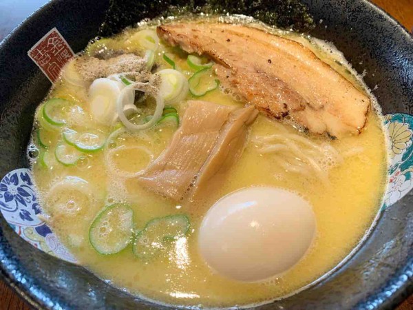 此花町にある 金澤吉宗 金沢駅前店 で 鶏濃厚魚介 煮干しラーメン 鶏濃厚魚介 かつおラーメン 食べてみた 金沢デイズ 石川県金沢 市の地域情報サイト