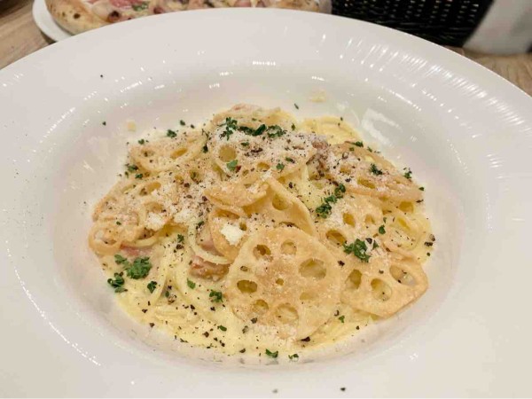 金沢百番街 百番キッチン 内にある Campagne Cucina Bar カンパーニュ クチーナ バール で 加賀レンコンと厚切りベーコンのカルボナーラ 気まぐれピザ 食べてみた 金沢デイズ 石川県金沢市の地域情報サイト