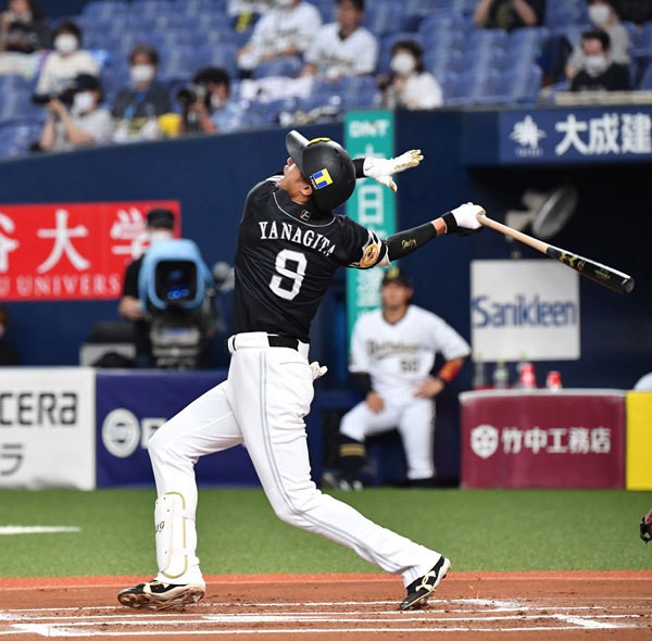 野球 Sb柳田のホームラン マジでヤバすぎる 京セラの天井破壊弾 野球の道は虹色に輝く 野球まとめ