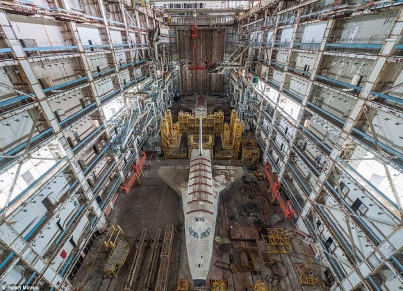 ロシア・宇宙開発時代の悲しき遺物、２機のスペースシャトルが残