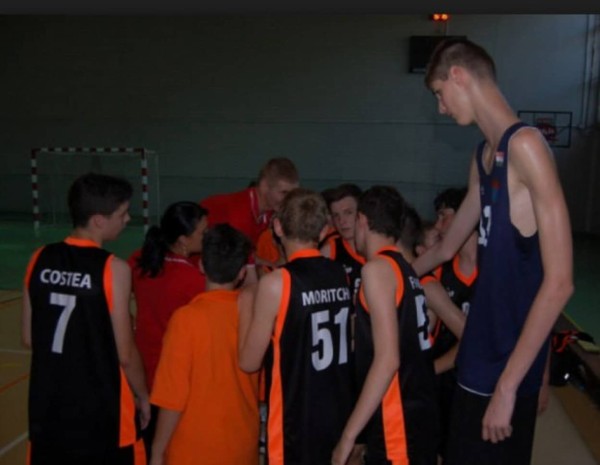 16歳で身長229cm ヨーロッパの超高校級バスケットボール選手が頭一つどころじゃないほど突き抜けている カラパイア