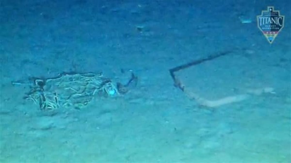 今も海底に沈むタイタニック号の最新映像が公開される。窓のステンド