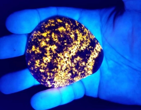 紫外線で光る！発光する新種の鉱物「ユーパーライト」がアメリカで発見