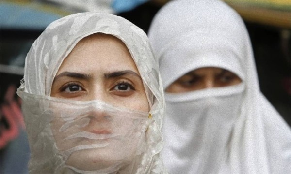 イスラム教徒の人々は公共の場で女性はどんな服装がふさわしいと考えているのか カラパイア