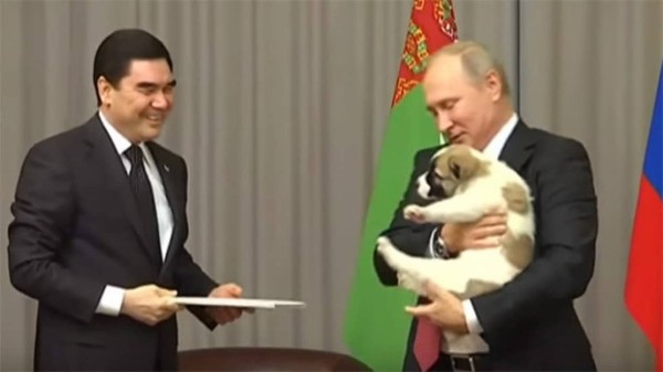 続々と集まる各国の刺客 プーチン大統領にまたしても子犬が贈呈される トルクメニスタン大統領より カラパイア