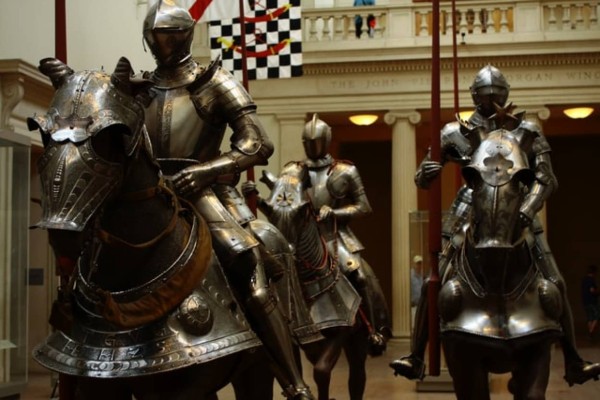 現代人が中世の鎧を着ると、どれだけ動くことができるのか？ : カラパイア