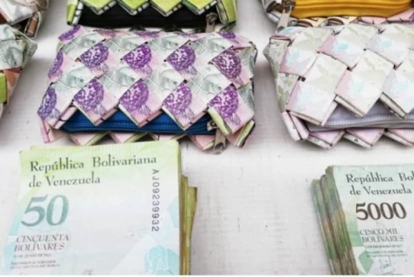 ベネズエラの紙幣価値が紙切れ以下なのでお札で紙細工を作って路上販売（コロンビア） : カラパイア