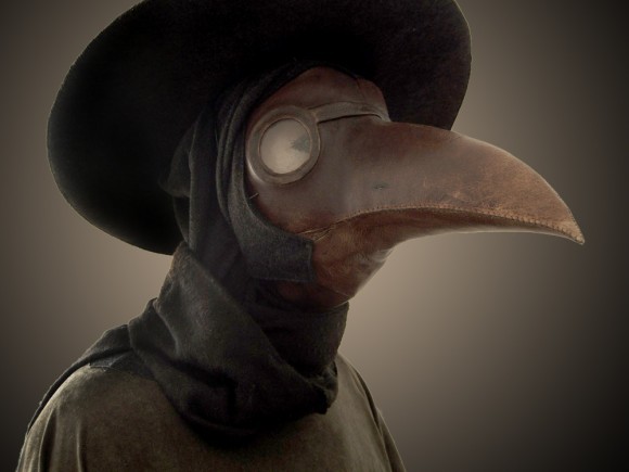 まるで鳥人間。17世紀に実際に着用されていた医師用ペスト防護マスク