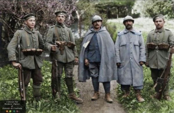 第一次世界大戦中のフランス軍兵士たちの日常をカラー化した歴史的写真 
