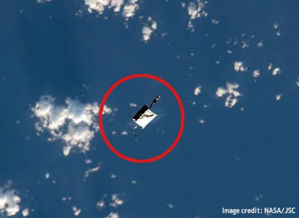 ISSの宇宙飛行士が船外活動中に工具バッグを落としてしまい、宇宙を ...