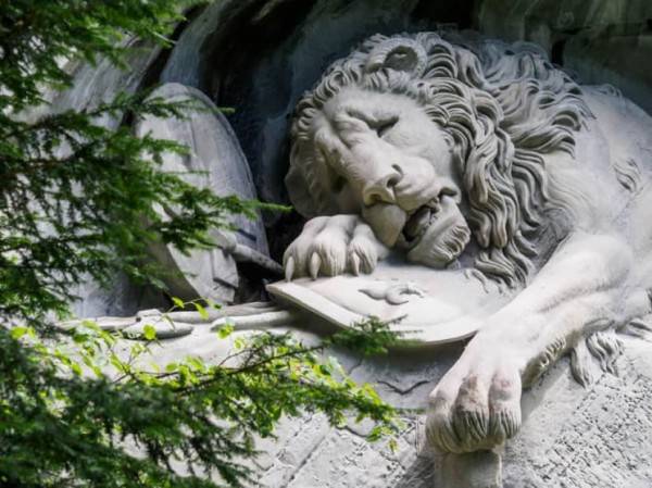 スイスの記念碑「瀕死のライオン像」にまつわる歴史 : カラパイア