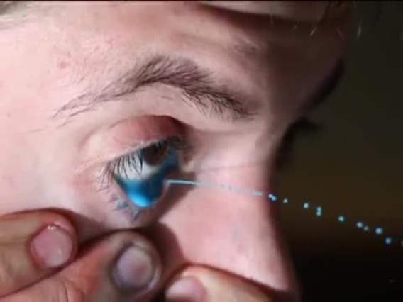 鼻から絵の具 鼻から吸った絵の具を目から噴射させて絵を描く涙目アーティスト アート関連情報まとめ 宗平ｅｙｅｓ