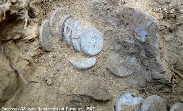 2000年以上前の古代ローマ銀貨をハイカーが大量に発見。兵士が