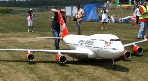 ラジコン飛行機 機体 大型 全長約153cm ラジコン飛行機 機体 大型 全長約153cm