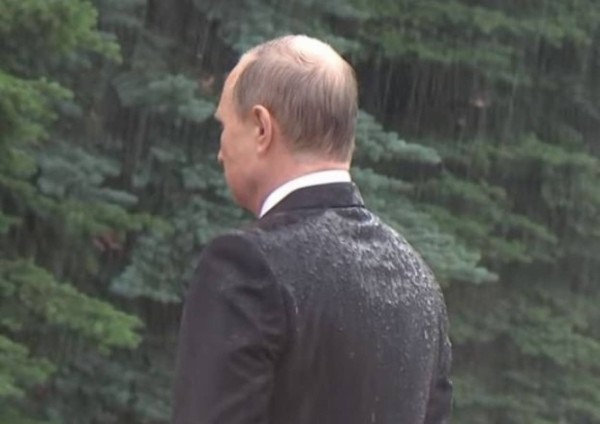 プーチン名言 いただきました 雨に打たれてずぶ濡れぬれになったプーチンに なぜ傘をささないの その回答は カラパイア