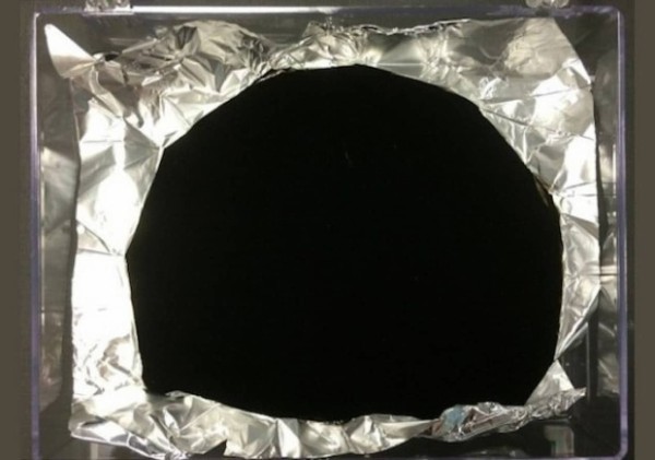 黒すぎてブラックホール 史上最高の黒さを誇る新素材 ベンタブラック が開発される カラパイア