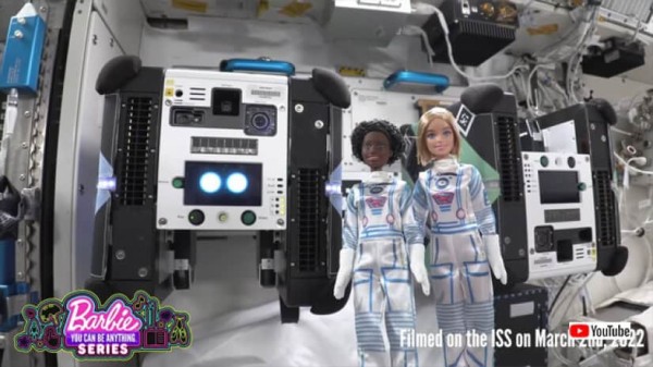 宇宙に行ったバービー人形がスミソニアン博物館で展示中 : カラパイア