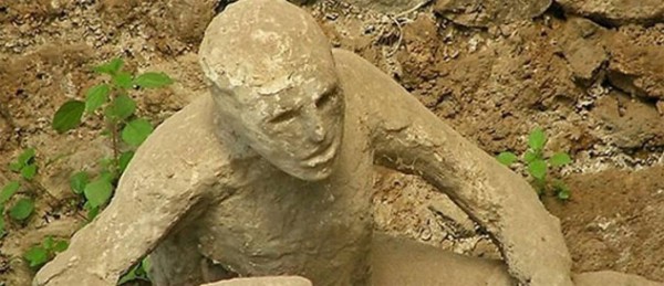 イタリアの古代都市 ポンペイ遺跡で時を止めたまま横たわる死者から型どった石膏像 カラパイア