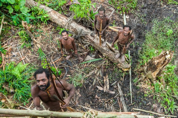 樹上に住むインドネシアの部族「コロワイ族」をたずねて : カラパイア