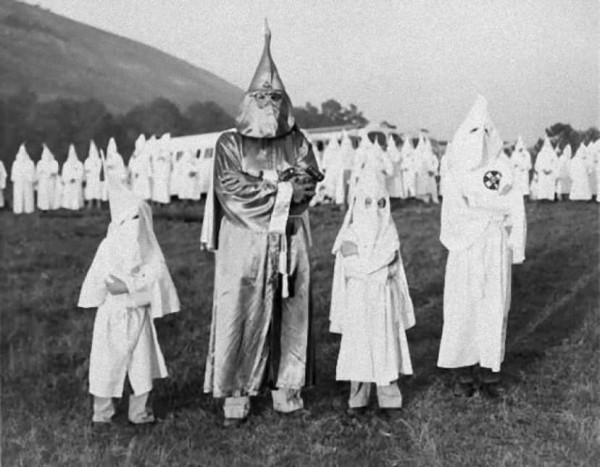 アメリカの秘密結社「ＫＫＫ」が観覧車にで遊んでいる写真についての 