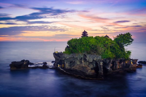 夕暮れ時のシルエットが美しい、バリ島、タナロット寺院 : カラパイア